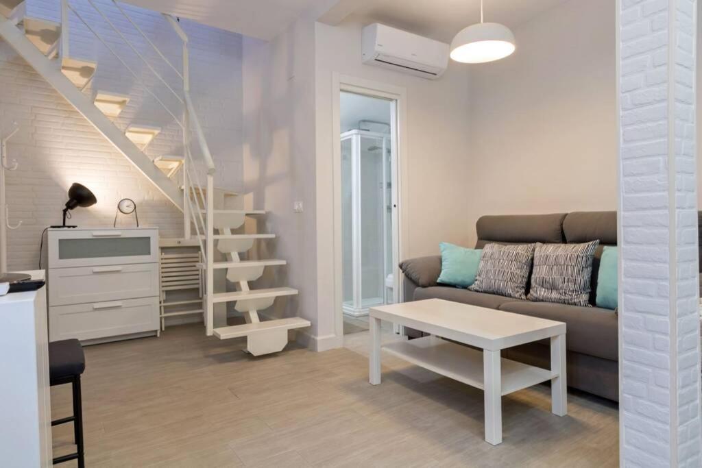 Castilla Triana Courtyard By Valcambre Apartament