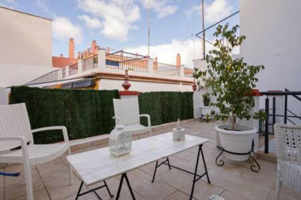Castilla Triana Courtyard By Valcambre Apartament